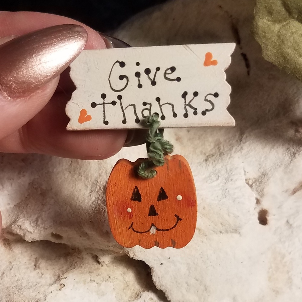 GIFTED ❤ 'Give Thanks' Wooden Seasonal Pin